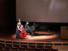 Mikyung Sung and Jaemin Shin warming up in Rothenberg Hall, The Huntington