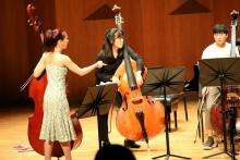 Mikyung Sung commenting during warmup for recital